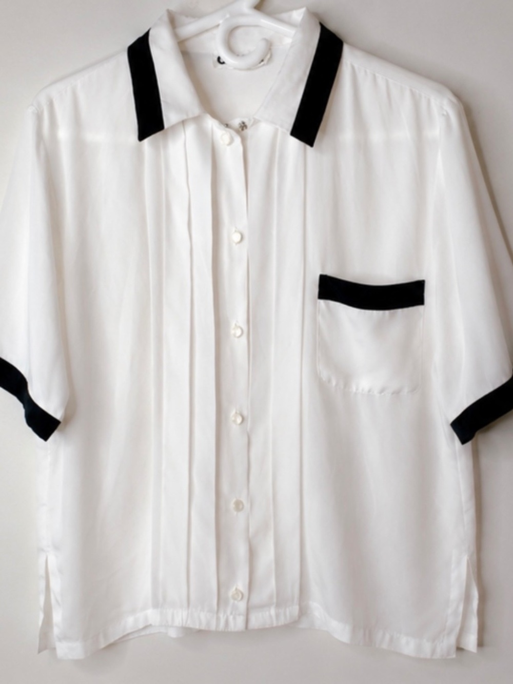 CHAGALL Women’s White Black Contrast Short Sleeve Button Blouse 22” PTP